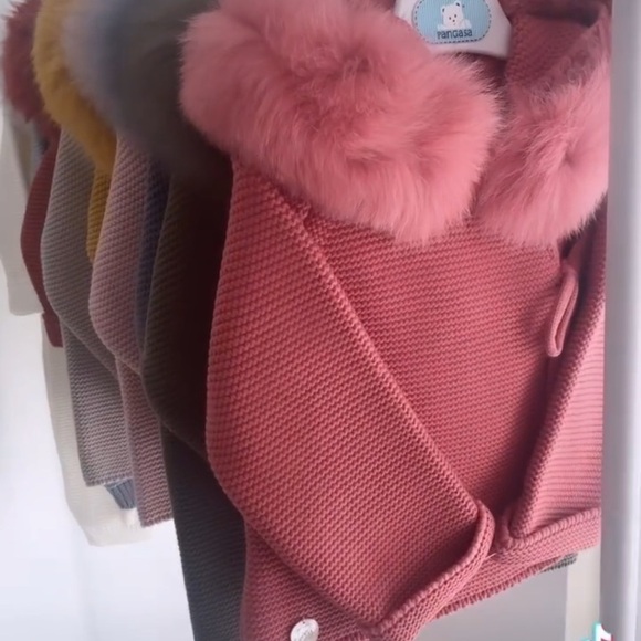 Pangasa knitted jacket/ sweater with rear fur and matching Pom Pom hat - Picture 3 of 4